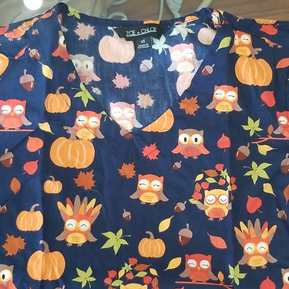 Scrub top with two front pockets